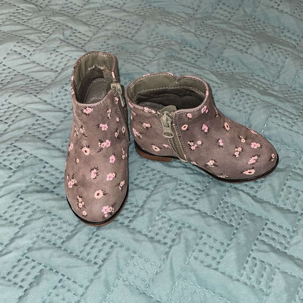 Shoes - Picture 2 of 4